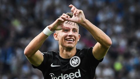  Айнтрахт надви на терена против Марсилия, до момента в който на трибуните почитателите водеха друга борба 