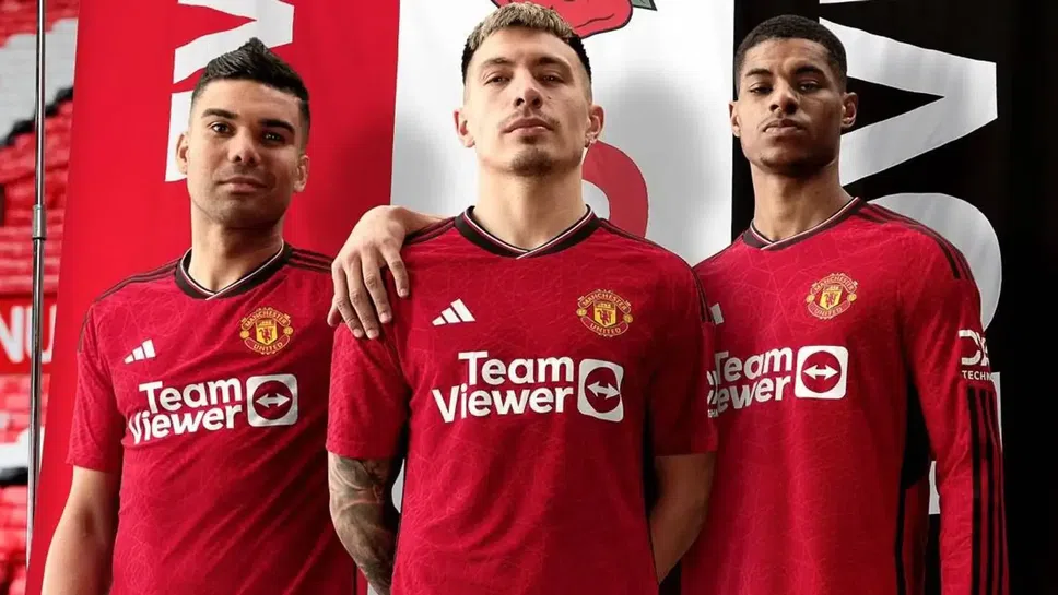 Манчестър Юнайтед преговаря с нов спонсор на екипите