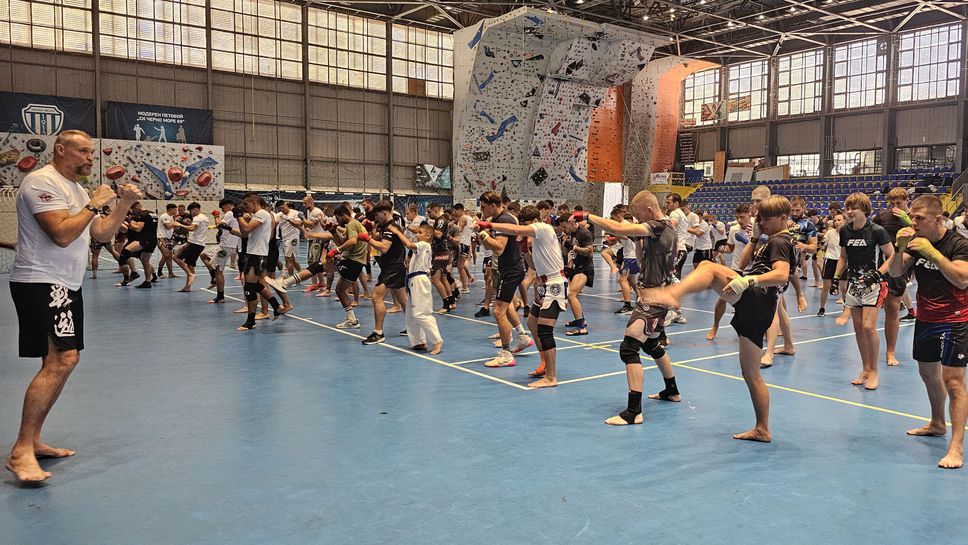 Легендите на кикбокса Семи Шилт и Франсиско Фильо проведоха масова