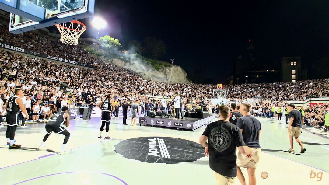 Неизлъчвани кадри от уникалното музикално шоу на мача Партизан - ПАОК