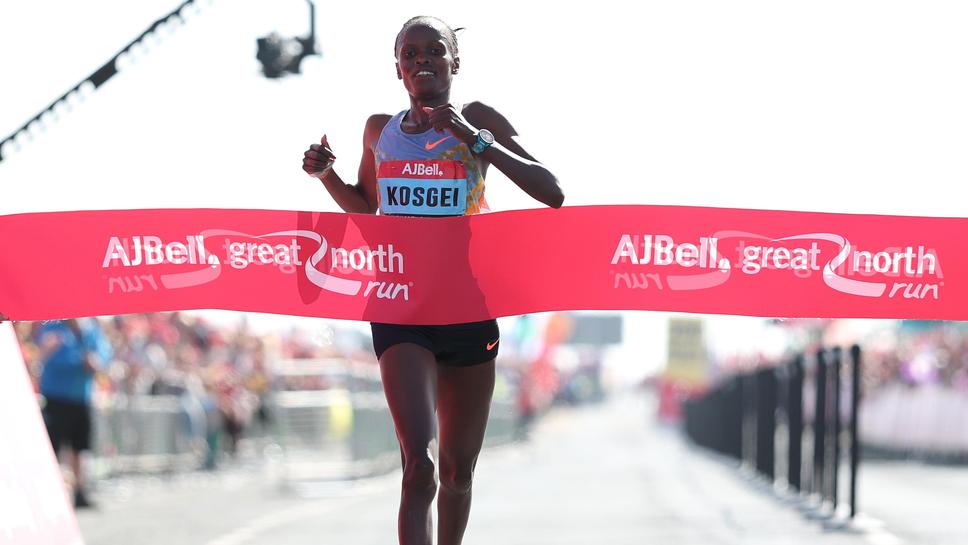 Косгей триумфира на Great North Run  след оттеглянето на Макколган