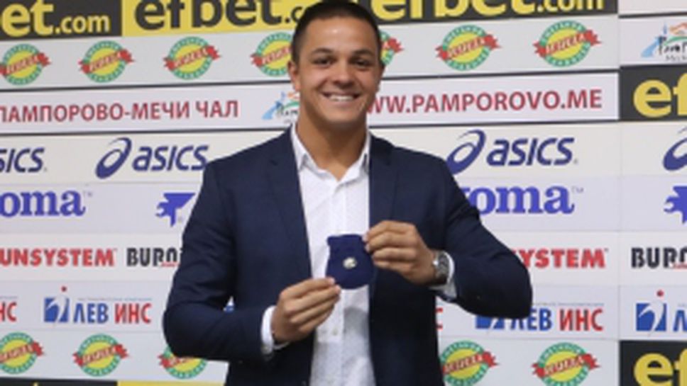 Награда "Златен Сокол" за Цанко Цанков след СР в басейн