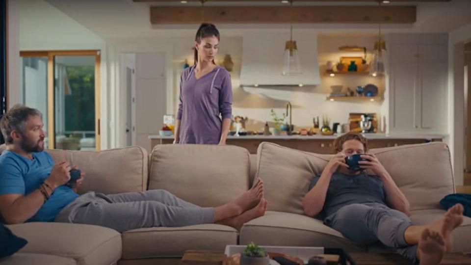 Овечкин блести в забавна реклама на застраховки