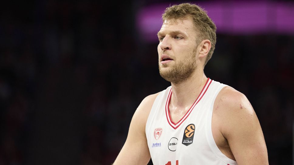 Отборът на Олимпиакос с българския национал Александър Везенков в състава