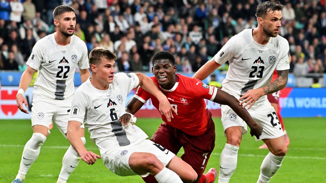 Швейцария загуби първи точки в Словения, но oстава фаворит за първото място