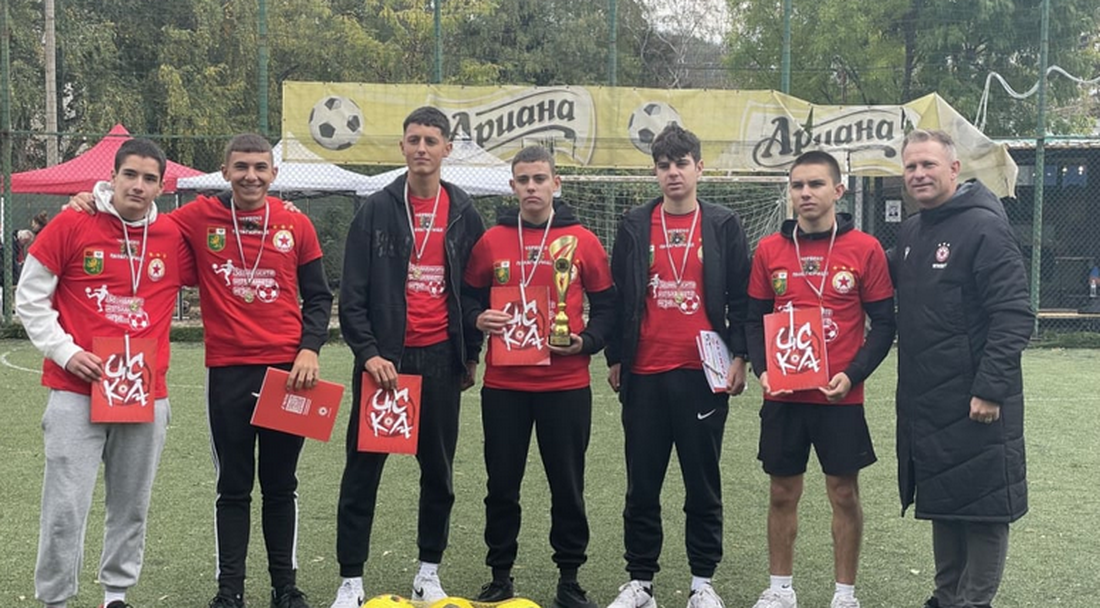 Треньор на ЦСКА зарадва деца в Панагюрище