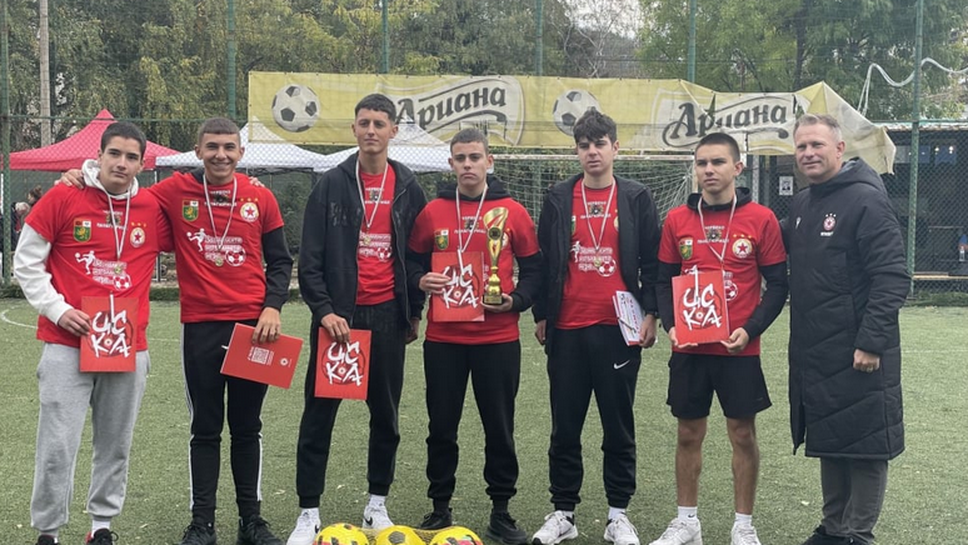 Треньор на ЦСКА зарадва деца в Панагюрище