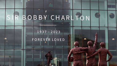 Престолонаследникът и легенди на Ман Юнайтед изпратиха сър Боби Чарлтън в последния му път