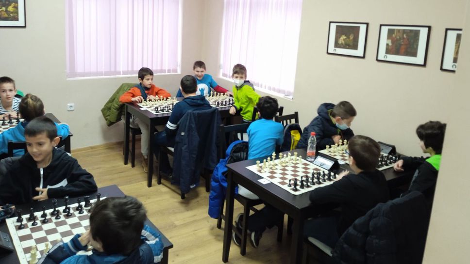 Над 100 млади шахматисти се включиха във веригата детски турнири "Шахматни сезони"