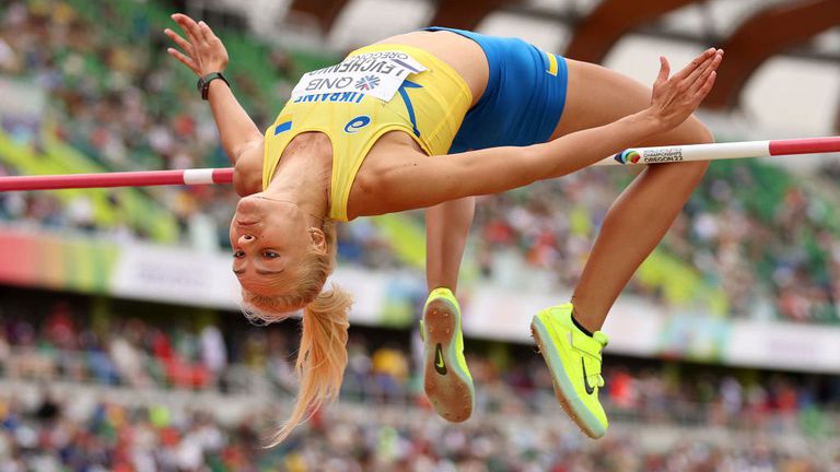Сребърната световна медалистка на открито в скока на височина от