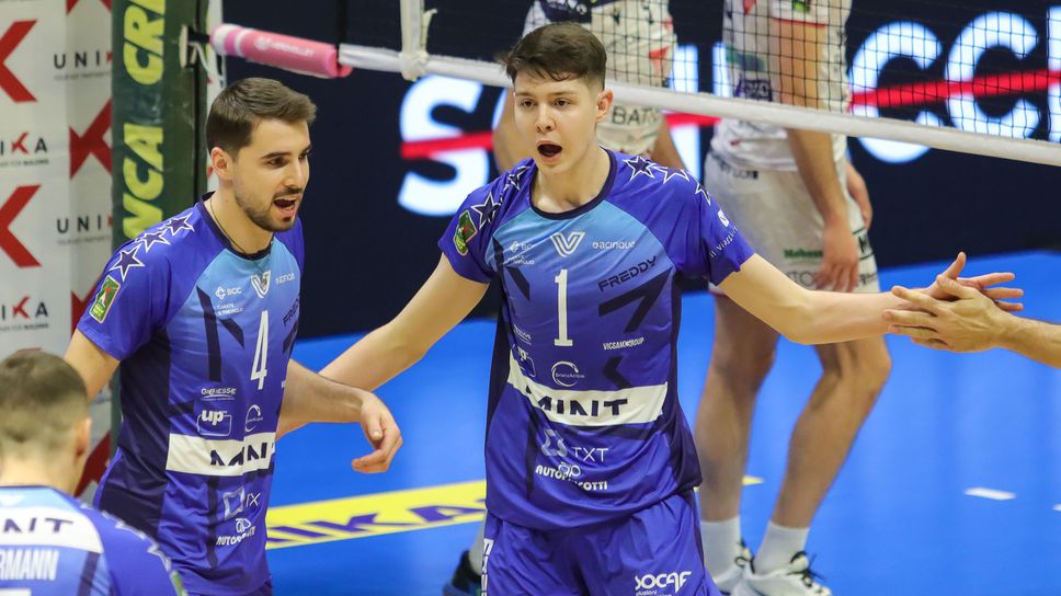 Националите Мартин Атанасов и Жасмин Величков и техният Веро Волей Монца записаха четвърта победа