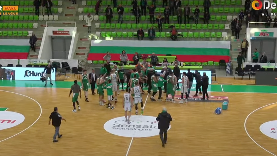 Хаос и суматоха след края на Балкан - Макаби Хайфа, фен халоса играч на израелците