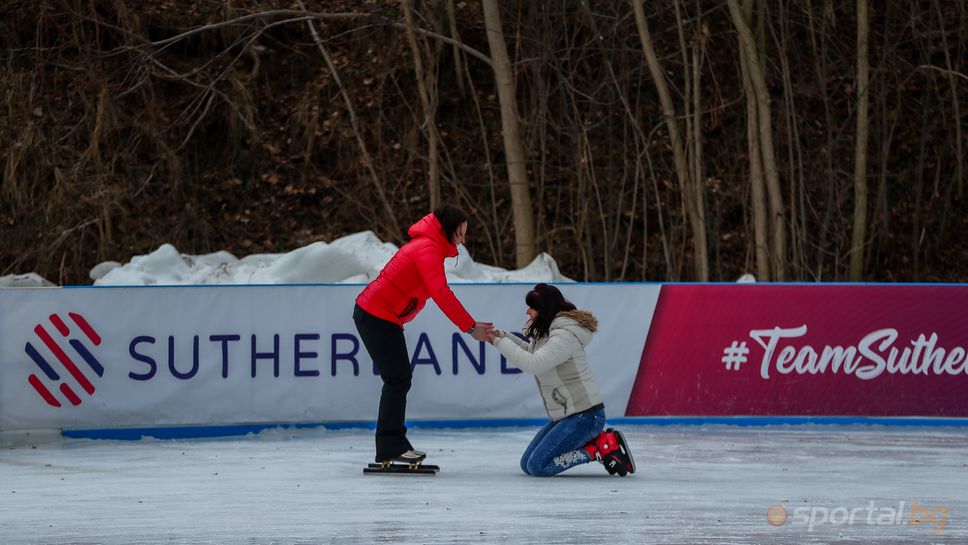 Евгения Раданoва кара благотворително кънки с журналисти на Юнак