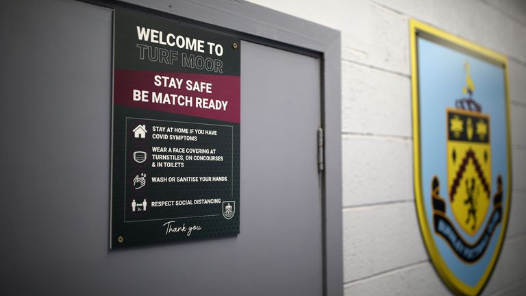  В Англия не престават да отпадат мачове 