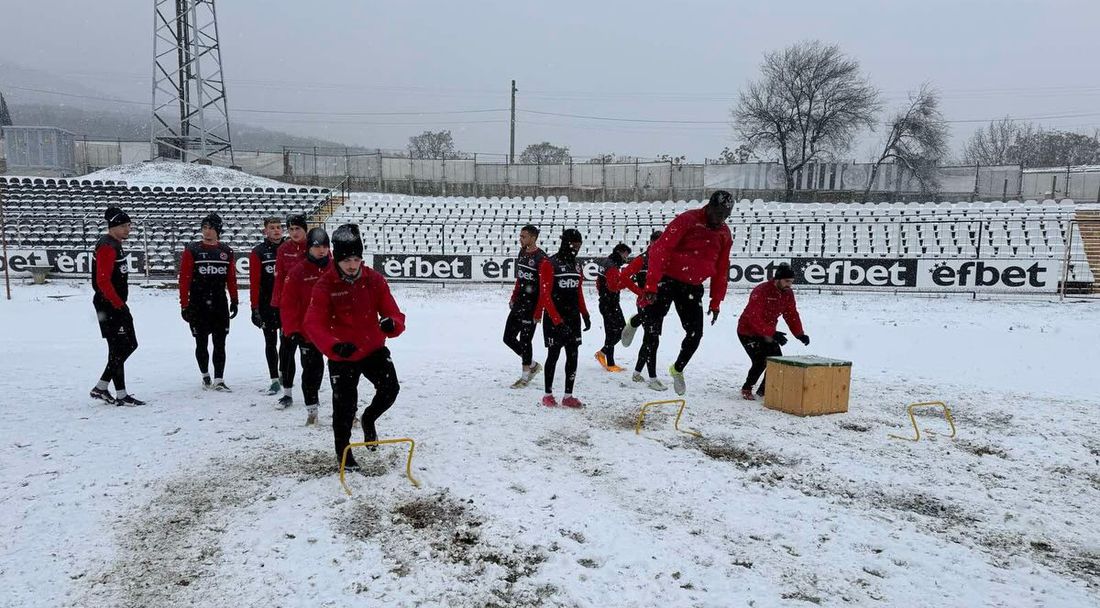 Локо (ГО) тренира в снега