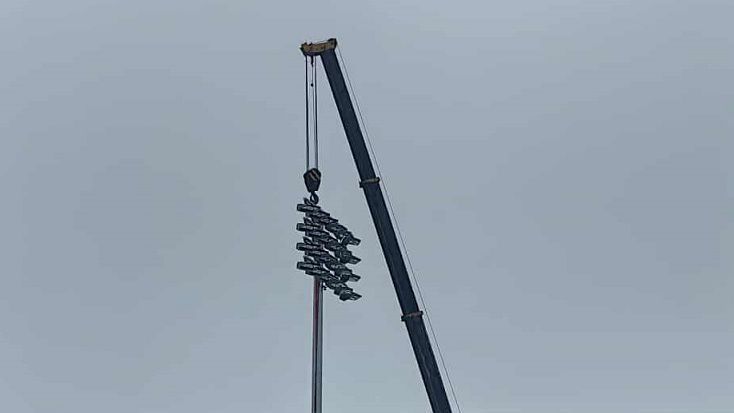 Започна същинската част от поставянето на осветлението на стадиона в Добрич