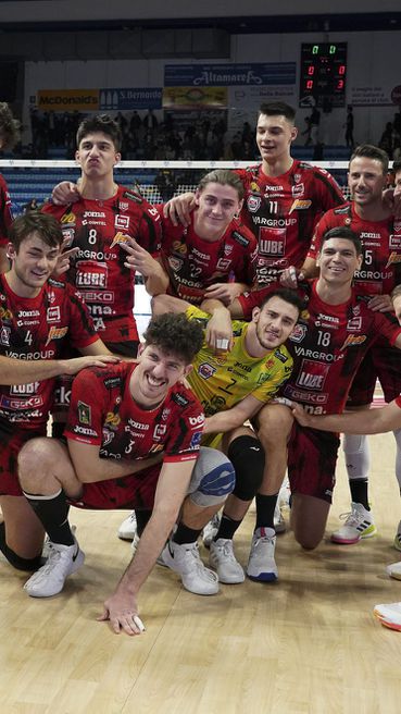 Силен Алекс Николов с 18 точки и MVP, Лубе взе "българското" дерби срещу Гротадзолина