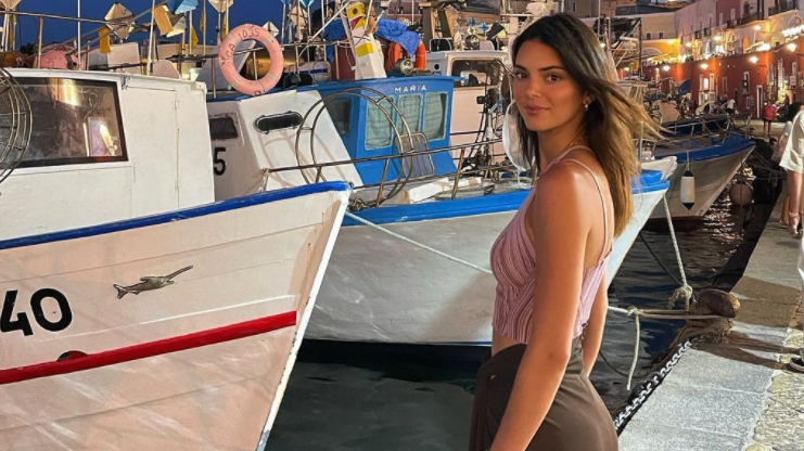 Кендъл Дженър напомни за изумителна фотосесия по бельо