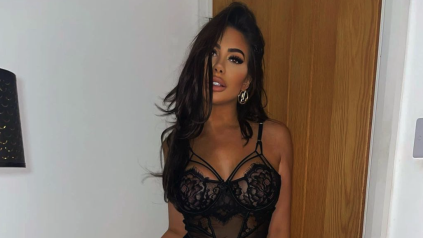 Риалити звезда изкушава в червен сатен