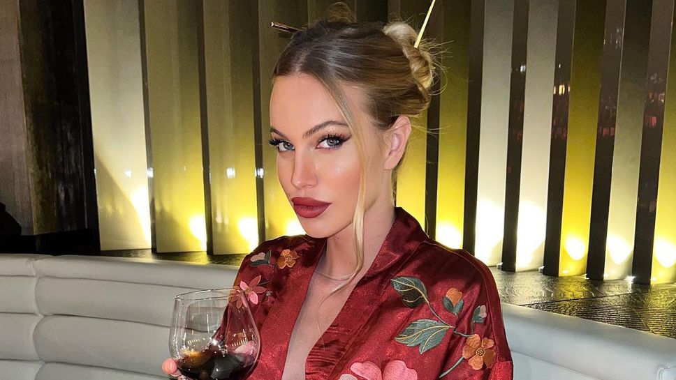 Фитнес модел съблазнява по бански в снега