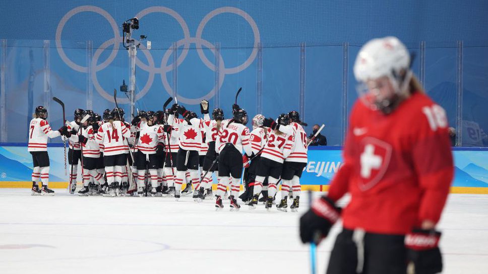 Канада е първият финалист в олимпийския хокеен турнир при жените