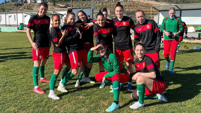 Женският национален отбор по футбол тренира в добро настроение сутринта