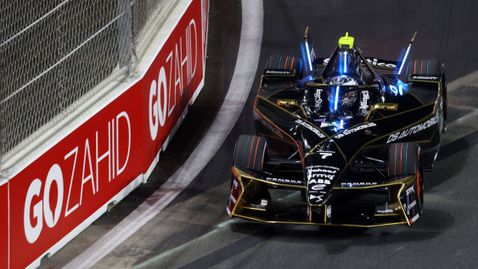 Макси Гюнтер спечели в Джеда с изпреварване два завоя преди финала