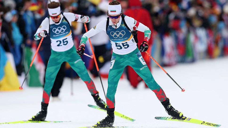 Женския масов старт в биатлона на голям екран в салона на община Троян