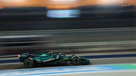 Защо новите коли минават през бързите завои с 50 км/ч по-ниска скорост?