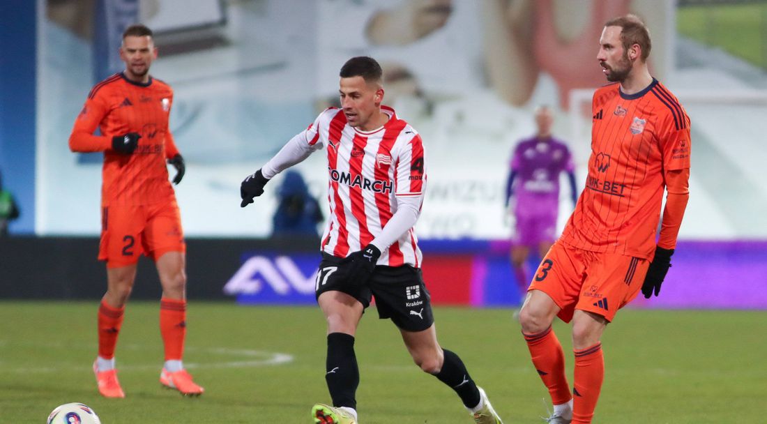 Мартин Минчев игра като титуляр срещу лидера в Полша