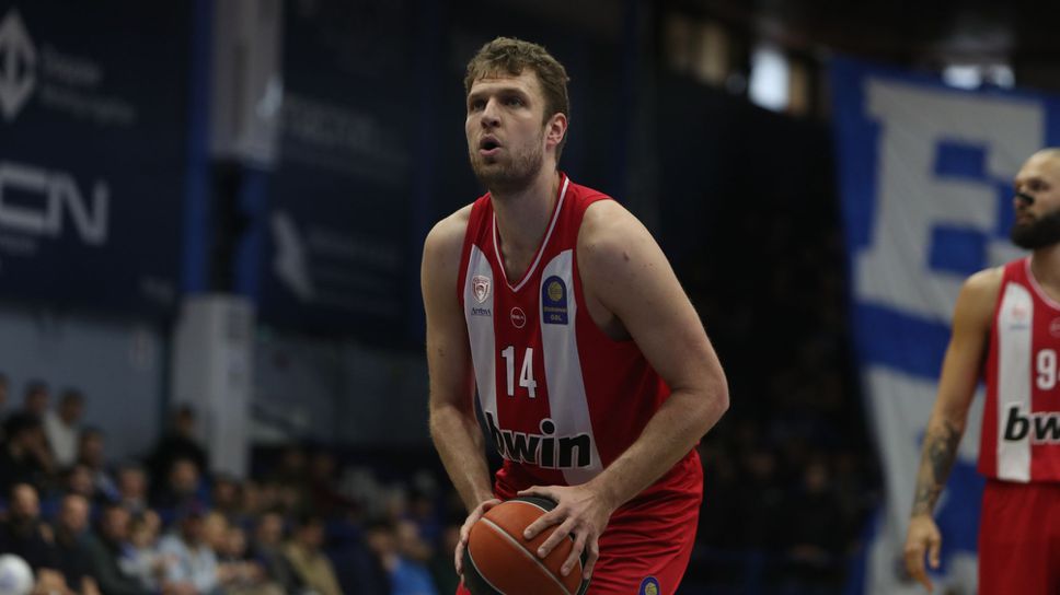 Най добрият български баскетболист Александър Везенков и неговият клубен отбор