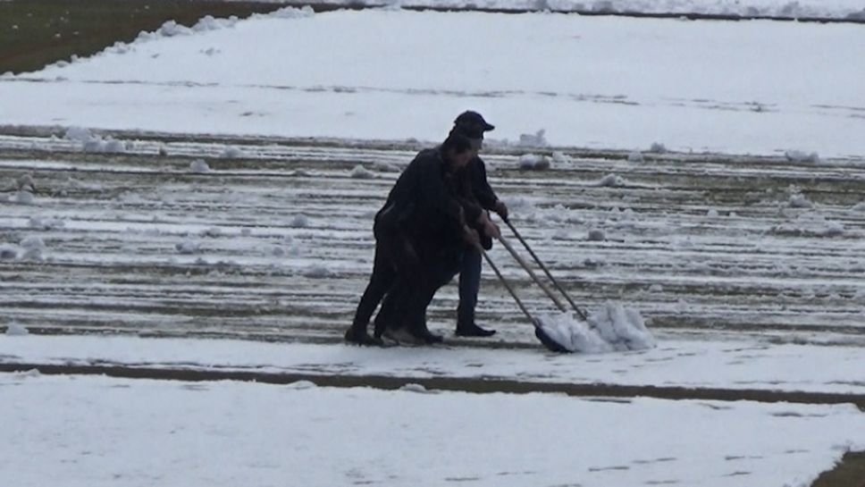 Снегът се оказа пречка на терена на стадиона в Перник преди Миньор - Локомотив (Сф)