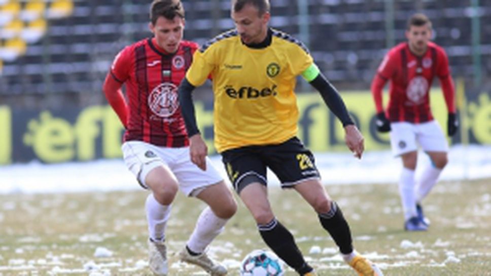 Миньор (Перник) - Локомотив (София)