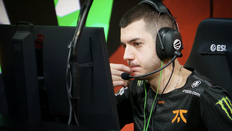Валентин "poizon" Василев класира Fnatic за плейофите на ESL Pro League