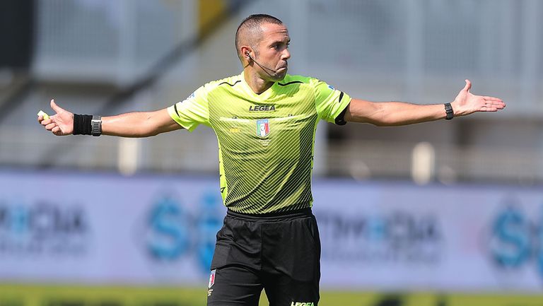 Главният съдия на двубоя Интер Марк Гуида е раздиран