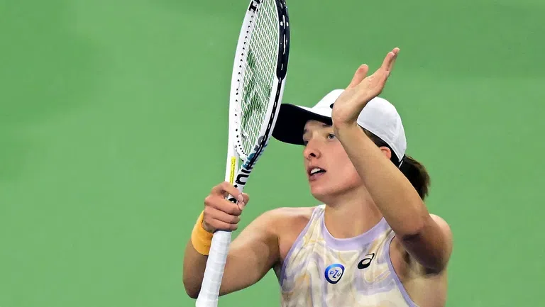 Водачката в световната ранглиста по тенис Ига Швьонтек Полша продължава