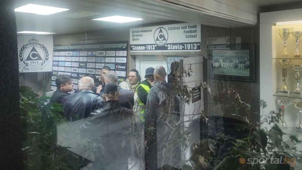 Минути след края на срещата между Славия и Берое в