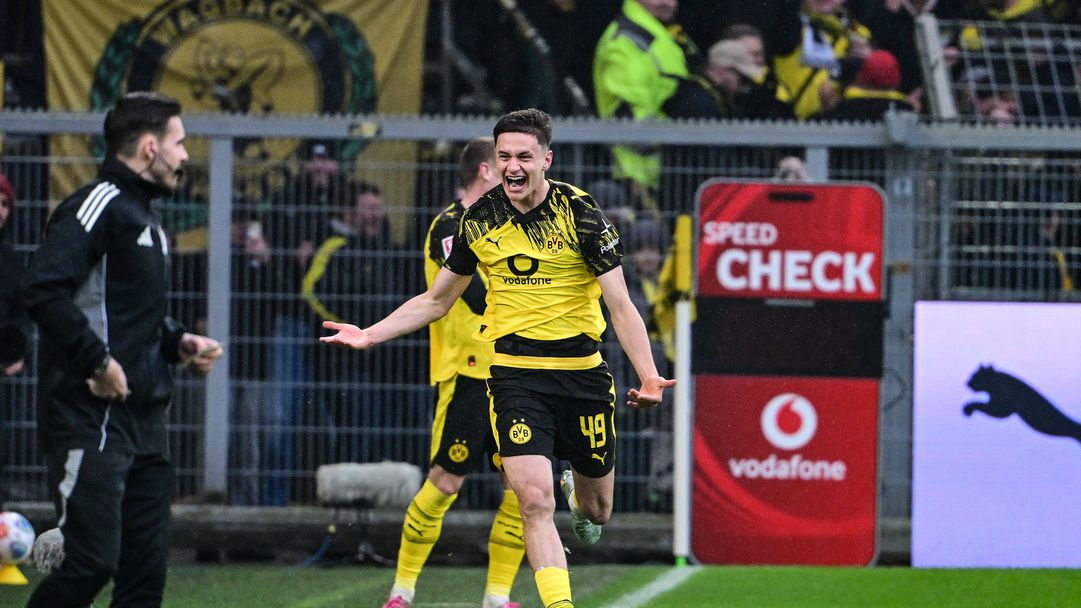 Борусия скъси дистанцията от Байерн след успех над Аугсбург