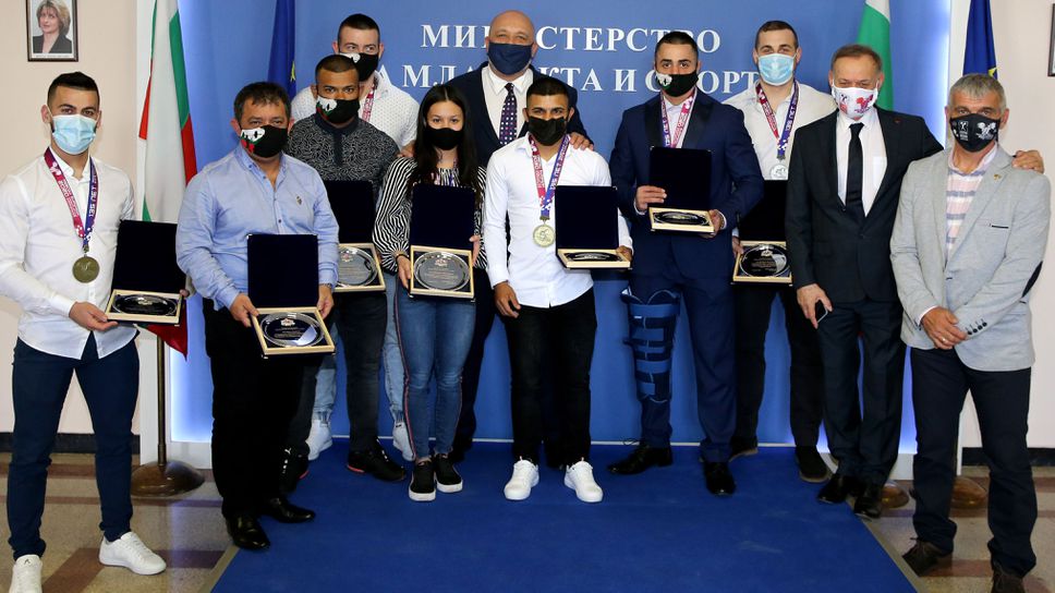 Министър Кралев награди медалистите от Европейското по вдигане на тежести
