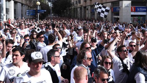  30 000 почитатели на Айнтрахт се изсипаха в Барселона 