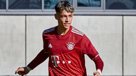  Фенове на Байерн засипаха сина на Салихамиджич с грозни закани и обиди 