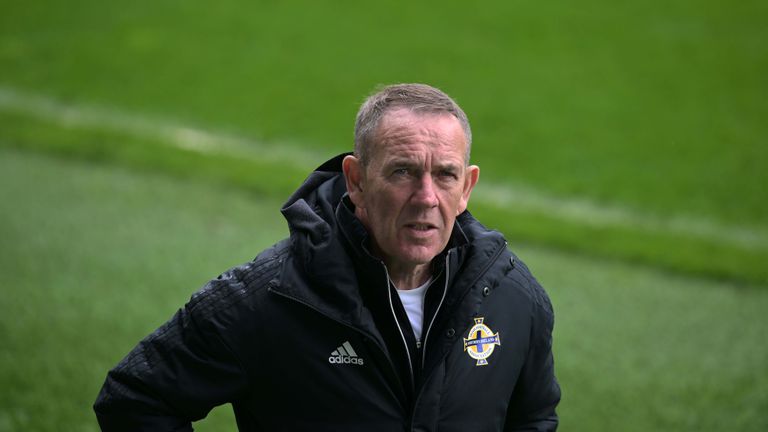  Футболен треньор се извини за думите си, че дамите са по-емоционални от мъжете 