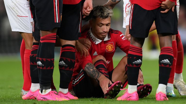 Защитникът на Манчестър Юнайтед Лисандро Мартинес получи контузия в снощния