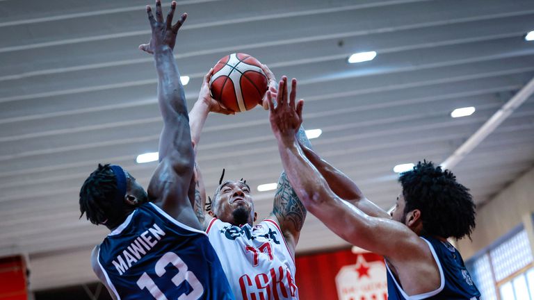 Баскетболистът на ЦСКА Зейн Ноулс събра погледите с атрактивните си