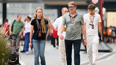 Мика Хакинен е доволен от дебюта на дъщеря си