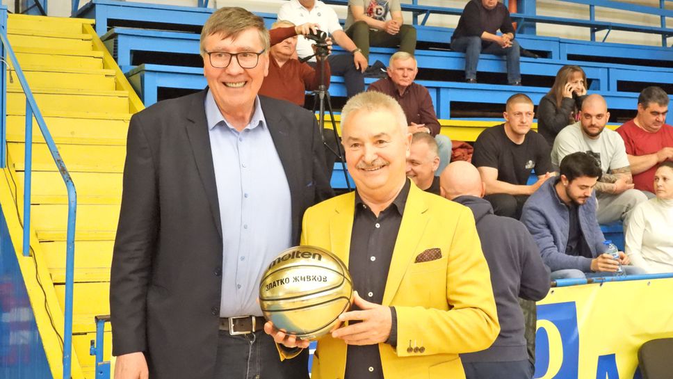 Георги Глушков връчи на кмета на Монтана Златко Живков Златна топка