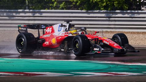 Хамилтън навъртя 884 километра на тестовете