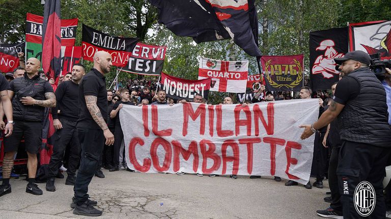 Леао поднови отборни тренировки, стотици тифози подкрепиха играчите на Милан