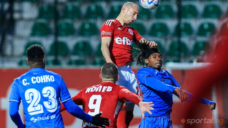 Двамата защитници на Левски Жереми Петрис и Келиан ван