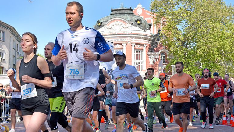 Повече от 150 атлети стартираха в класическата дистанция на маратона във Варна